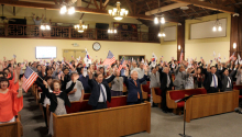남가주 기독교교회협 광복 74주년 기념예배에서 만세 삼창을 외치는 참석자들