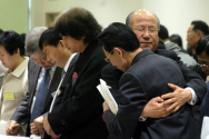 과거 북한교회세우기연합 서울 새문안교회에서 탈북자 및 성도 4백여 명이 모인 가운데 ‘한국교회 탈북자를 품읍시다’ 행사를 열던 모습. 행사에 참석한 남한 목회자들이 탈북민들을 위해 기도해주고 있다.