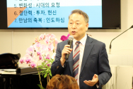 남가주 기독교 교회협의회가 개최한 세미나에서 강의하는 김헌수 목사