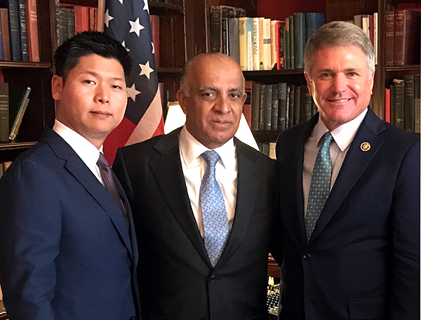 왼쪽부터 안정현 회장, 문르 카즈미어(Munr Kazmir) 박사, 마이클 맥카울(Michael McCaul) 의원