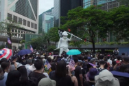홍콩 시위대들이 美 영사관 앞에 모여 있다. ⓒSCMP 보도화면 캡쳐