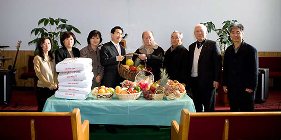 새힘장로교회는 지난 12월 1일 추수감사절 감사 과일바구니와 쌀을 원로성직자측에 전달했다. ⓒ크리스찬타임스 김정길 기자