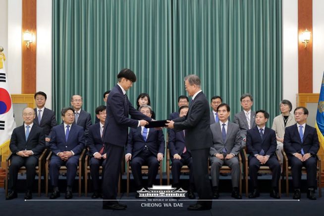 임명 당시 문재인 대통령으로부터 임명장을 받고 있는 조국 법무부 장관.