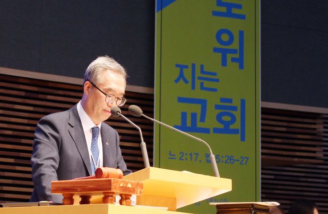 총회장 김태영 목사가 기도하고 있다. ⓒ이대웅 기자