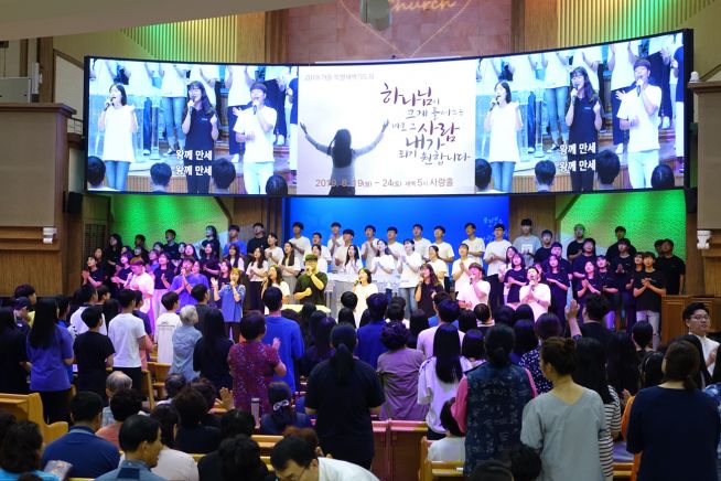 목포사랑의교회 특별새벽기도회에서 청년들이 찬양을 인도하는 모습 ⓒ목포사랑의교회