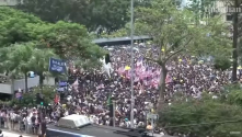 14일 홍콩의 시위대들은 미국 의회에 ‘홍콩 인권 민주주의 법안’의 통과를 촉구하는 시위를 벌였다. ⓒ영국 가디언지 보도화면 캡쳐