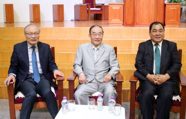 김명혁 목사와 임석순 목사가 발표 후 토론을 하고 있다. ⓒ이대웅 기자