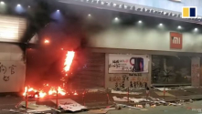 불에 타고 있는 홍콩의 샤오미 매장. ⓒSCMP 보도화면 캡쳐