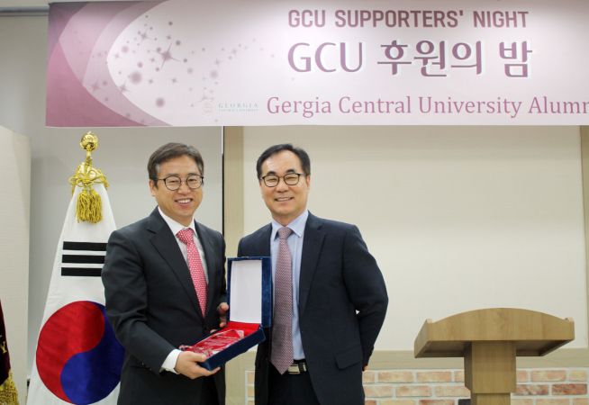 동문회장 노곤채 목사가 총장 김창환 박사(왼쪽부터)로부터 감사패를 받고 있다.