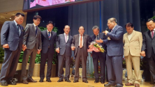 하토야마 전 총리(왼쪽 여섯 번째) 등이 손을 잡은 가운데 소강석 목사가 기도하고 있다. ⓒ김진영 기자
