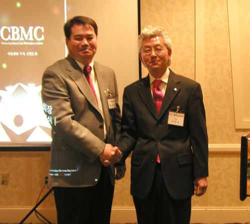 악수를 나누는 신구회장(왼쪽 배현기 신임회장, 오른쪽 은종국 직전회장)