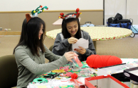 크리스마티 파티에서 전달할 선물을 포장하는 자원봉사자