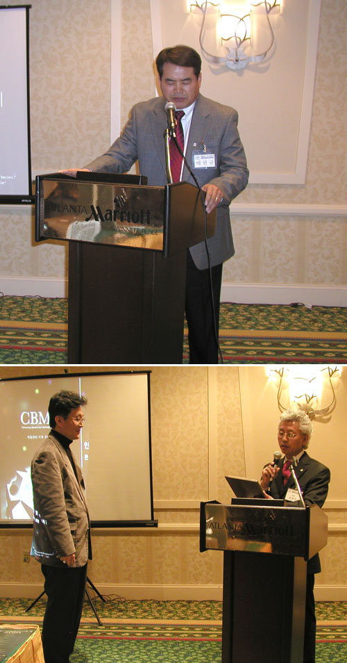 (위부터) 대표기도하는 차현규 차기회장, 감사패를 받는 홍종남 지도목사