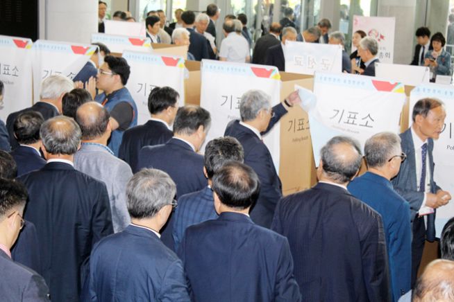 예장 통합 제103회 총회에서 헌법위원회 보고서 채택 여부에 대한 투표가 진행되고 있다. 