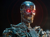 초인공지능과 로봇들에 의해 생존을 위협받는 인류의 투쟁을 그린 영화 &lt;터미네이터&gt;.