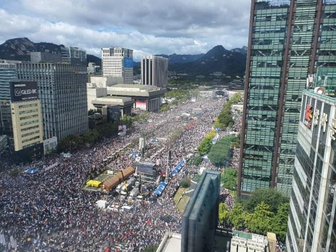 지난 10월 3일 국민대회 당시 광화문 일대를 가득 메운 인파.