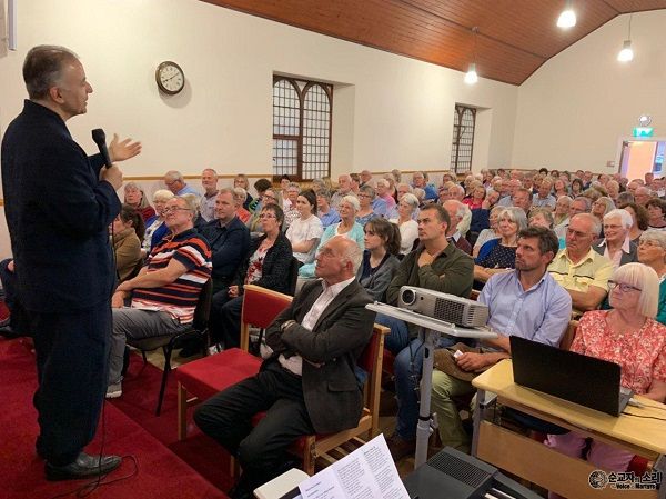 존 로스가 출생한 마을에 있는 밸린토어 교회에서 말씀을 전하는 에릭 폴리 목사.