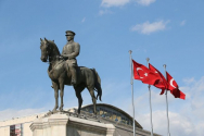 터키 울루스 광장의 영웅 아타튀르크 동상. 