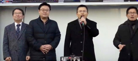 황교안 대표(오른쪽 두 번째)가 광야교회 성도를 향해 인사하고 있다. ⓒ유튜브 ‘너알아TV’ 영상 캡쳐