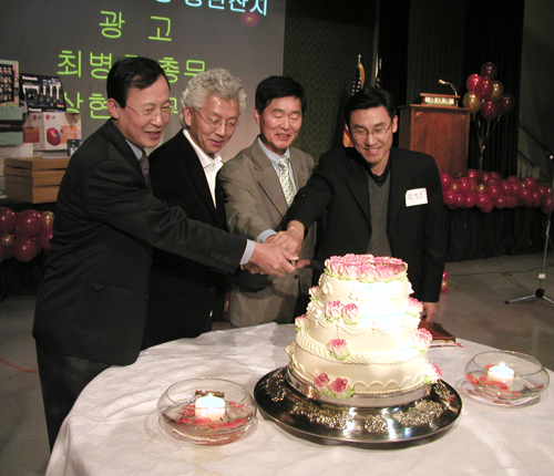 교협 및 한인회 관계자들이 축하케이크를 잘랐다. / (왼쪽부터) 신용철 교협직전회장, 은종국 한인회 차기회장, 황영호 교협신임회장, 최병호 교협신임부회장