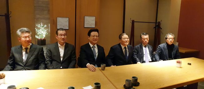 지난해 12월 24일 소강석 목사 중재로 양측이 합의각서를 작성한 뒤 모습. 