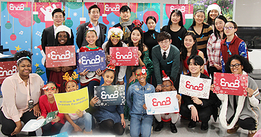 이노비가 올해 연말 소외된 이들을 찾아가는 성탄절 순회공연을 펼쳤다. 사진은 지난 20일 맨하탄 양로원 공연을 마치고 참가한 음악가들과 합창에 함께 참여한 할렘지역 특수교육 아동들이 기념촬영을 한 모습.