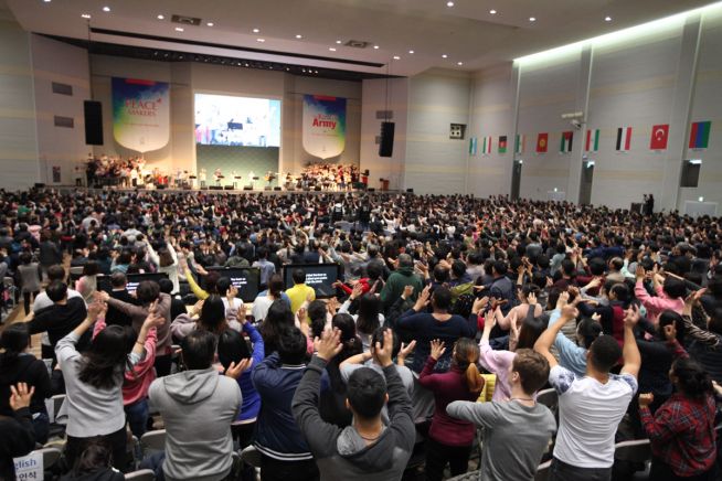 캠프 참석자들이 찬양하고 있다. ⓒ인터콥