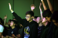 2020 하이어 콜링 컨퍼런스에서 기도하는 청년들