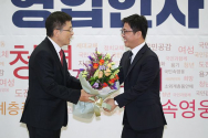 자유한국당 황교안 대표(왼쪽)가 지성호 대표의 입당을 환영하고 있다. ⓒ자유한국당