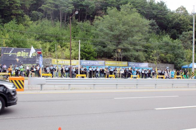 제104회 총회 장소 앞에서 신학생들을 중심으로 명성교회 세습 반대 집회가 진행되고 있다. 