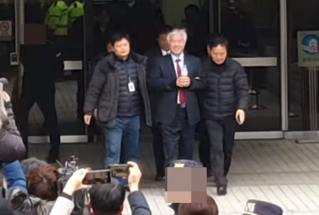 지난 2일 영장실질심사 후 수갑을 차고 법원을 나서는 전광훈 목사. ⓒ유튜브