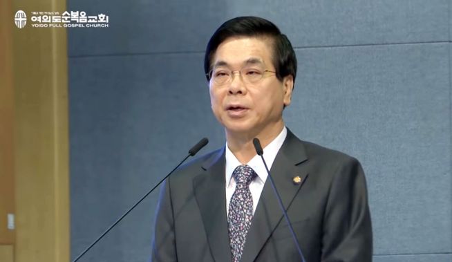 이영훈 목사가 시무예배에서 설교하고 있다. ⓒ유튜브