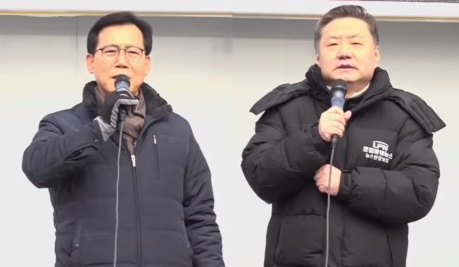 유혁희 장로(왼쪽)와 이태석 목사(오른쪽). ⓒ너알아TV 화면 갈무리