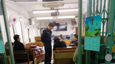 중국 경찰이 중국 룽구이리교회 성도들과 대화하고 있다. ⓒhandout