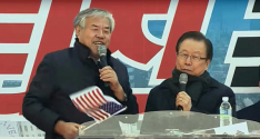 지난 18일 광화문 집회에 깜짝 등장했던 기하성 여의도 총회장인 이태근 목사(오른쪽). ©유튜브 ‘너알아TV’ 영상 캡쳐