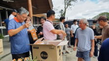 필리핀한인총연합회가 화산 피해 한인 교민을 위해 방진 마스크를 나눠주고 식사를 대접하는 등 다양한 지원 활동을 하고 있다. ©필리핀한국선교협의회