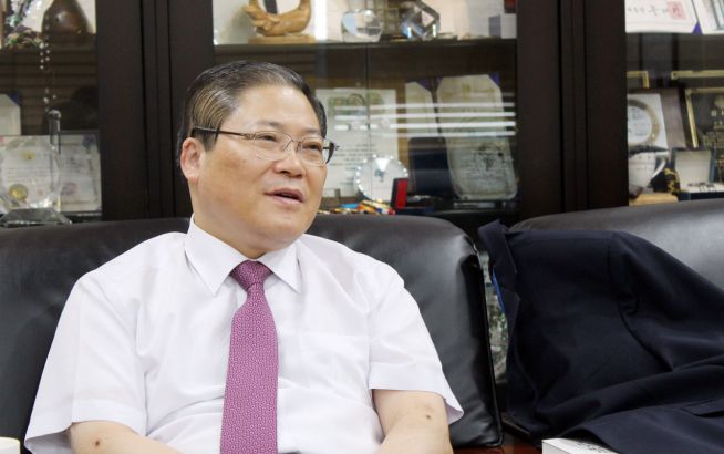 소강석 목사는 대중가수들과도 소통하면서 영감을 얻는다. “남진, 조용필, 이선희”를 좋아한다고 말하는 그의 서재에는, 대통령들과 찍은 사진과 대중가수들과 찍은 사진들이 함께 전시돼 있다. ⓒ이대웅 기자