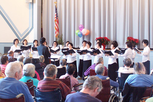 밀알선교찬양단은 4일 뉴욕한국요양원을 위로차 방문해 성탄축하음악회를 열었다.