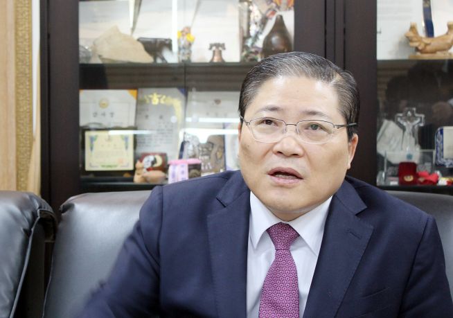 전날도 ‘야간 산행’을 했다는 소강석 목사는 “고요 속에서 이뤄지는 사색의 시간을 많이 가질수록, 뿌리 깊은 영성에서 설교가 우러나올 수 있다”고 말했다. ⓒ이대웅 기자