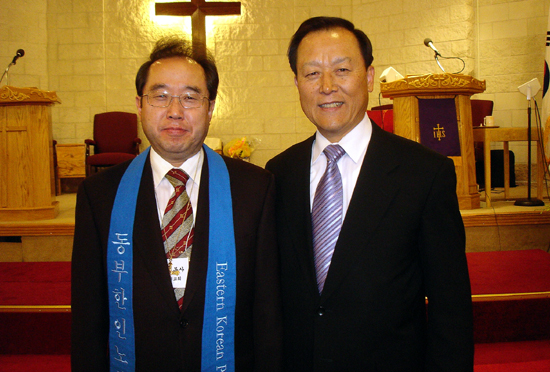 신임 노회장 김승희 목사와 1년간 노회장을 맡아 수고한 문정선 목사