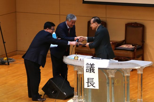 전광훈 대표회장이 당선증을 받고 악수하고 있다. ⓒ송경호 기자