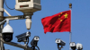중국의 거리에 설치된 CCTV와 오성홍기.
