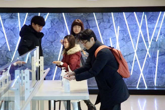 성도들이 예배당 입장 전 손 소독제를 사용하고 있다. ⓒ사랑의교회