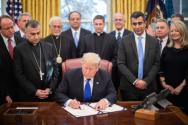 지난 2018년 12월, 백악관 집무실에서 이라크 IS 학살 피해 난민 구제 법안에 서명한 트럼프 대통령. ⓒ백악관