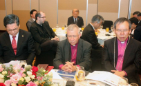 루터교세계연맹(LWF) 의장을 역임한 무닙 유난(Munib Younan) 주교(가운데)가 지난 2015년 한국을 방문했던 당시 한국 교계 지도자들과 기도하고 있는 모습. 