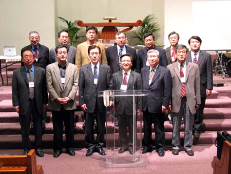 총회를 마친 후 신임원진과 구임원진이 기념촬영 시간을 마련했다.