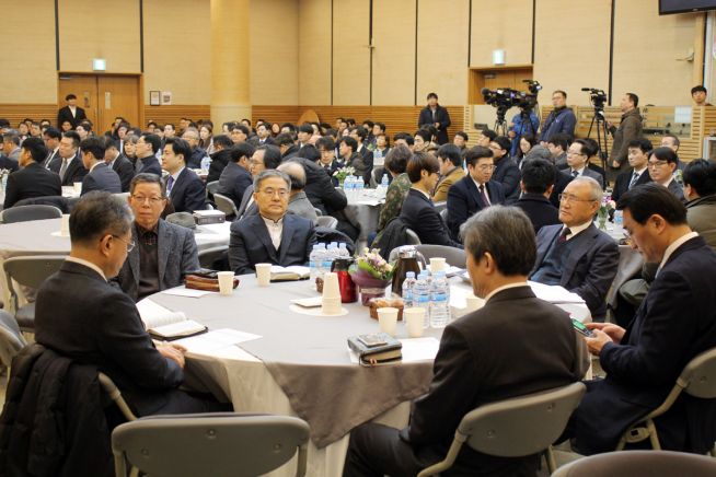 초청인들이 자리한 모습. 왼쪽부터 시계 방향으로 정주채·주승중·홍정길·이재훈·지형은 목사. ⓒ이대웅 기자