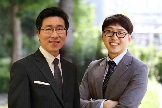 어제(13일)까지 담임목사‘였던’ 익산 꿈이있는교회 노지훈 목사(좌)와 부목사에서 담임 목사로 새롭게 청빙된 조정환 목사(우). 조 목사가 페이스북에 올린 글이 화제가 되고 있다. ⓒ조정환 목사 페이스북