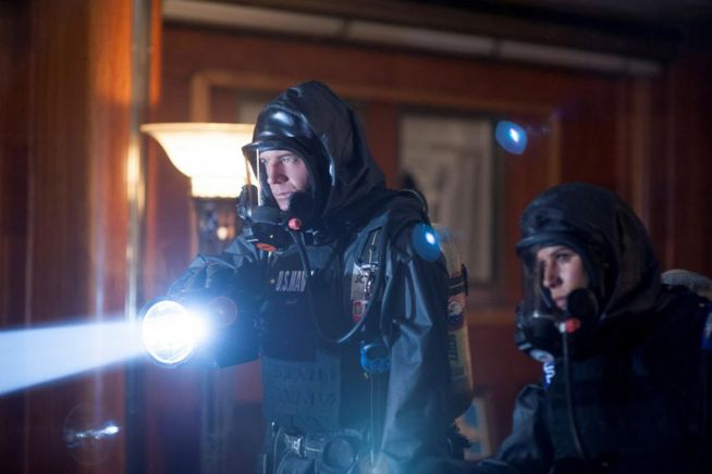 치사율 100%에 이르는 신종 바이러스 때문에 전세계 80%의 인구가 사망한 지구에서 백신 개발과 생존, 그리고 질서 회복을 위해 분투하는 미 해군 장병들의 이야기를 담은 미국의 TV 시리즈, <더 라스트 쉽>의 한 장면.