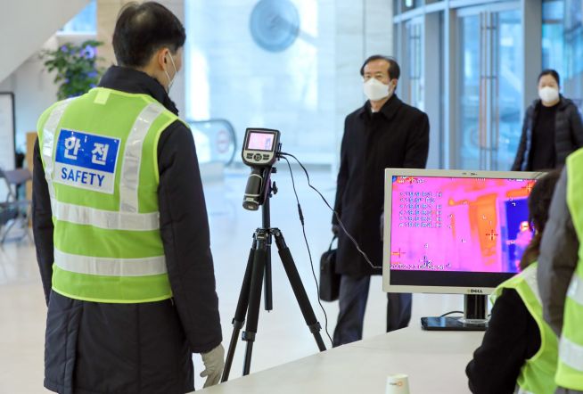 예배당에 들어오는 성도들의 체온을 측정하는 모습. ⓒ사랑의교회